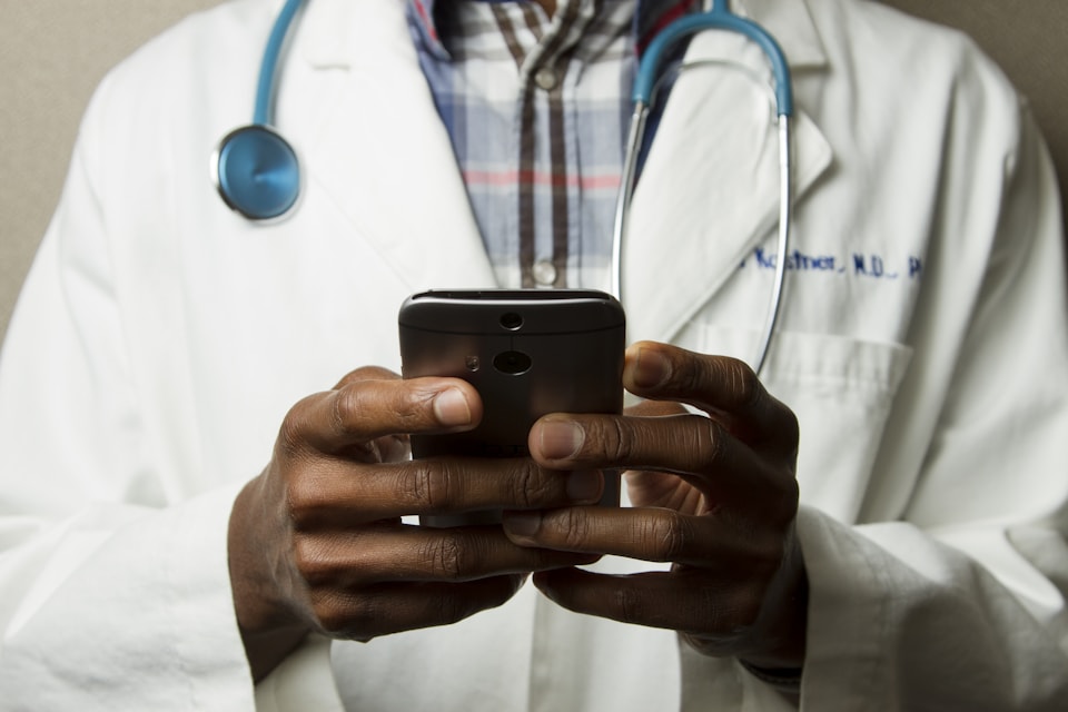 Atención médica y vigilancia de salud en entorno laboral