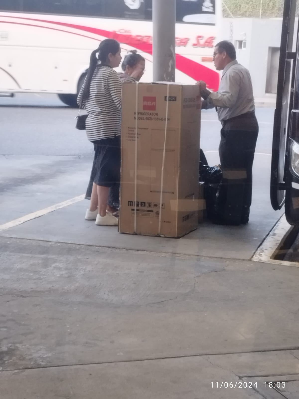 Envío real de refrigeradora CESCAC vía terminal terrestre